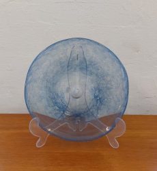 Benny Motzfeldt, Randsfjord <br>
Blå Fjord fat <br>
Randsfjord Glassverk 1967 Benny Motzfeldt Randsfjord Glassverk