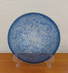 Benny Motzfeldt, Randsfjord<br>
Blå Fjord fat <br>
Randsfjord Glassverk 1967 Benny Motzfeldt Randsfjord Glassverk